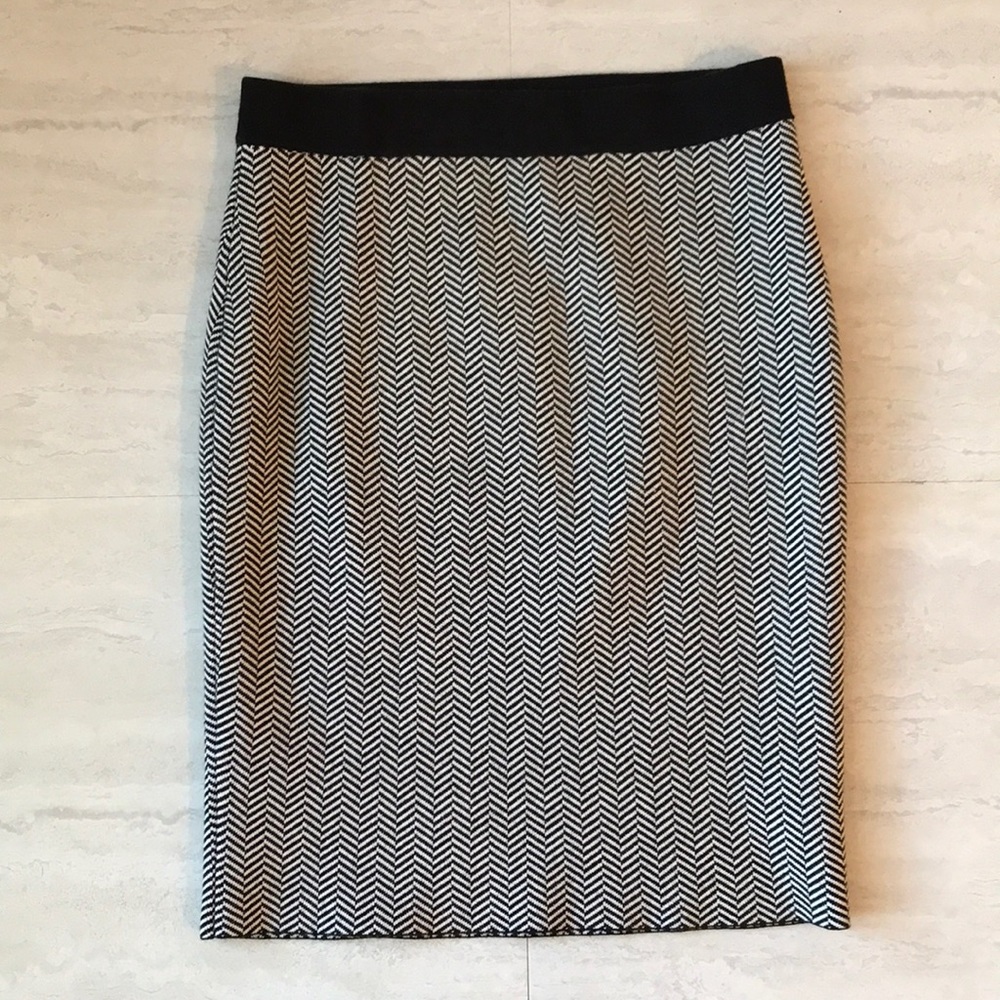 KNIT BLACK AND WHITE PENCIL SKIRT